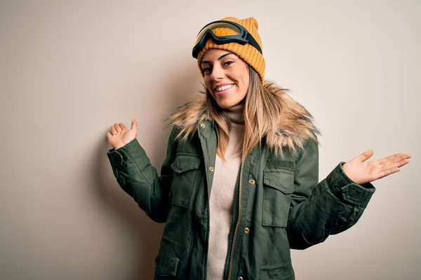 Young Brunette Skier Woman Wearing Snow Clothes Ski Goggles White — Stock Photo, Image