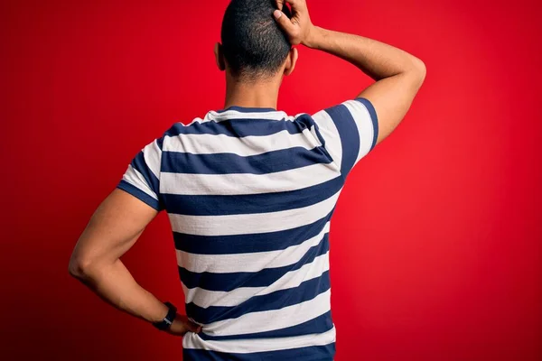 Schöner Afrikanisch Amerikanischer Mann Lässig Gestreiftem Shirt Vor Rotem Hintergrund — Stockfoto
