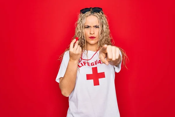 Jonge Mooie Blonde Badmeester Vrouw Draagt Shirt Met Rood Kruis — Stockfoto