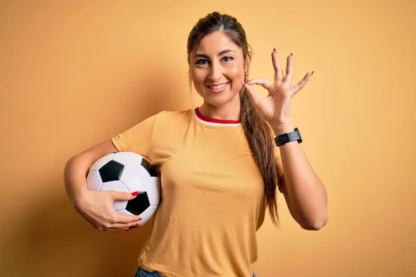 Güzel Esmer Kadın Futbol Oynuyor Sarı Arka Planda Futbol Topu — Stok fotoğraf