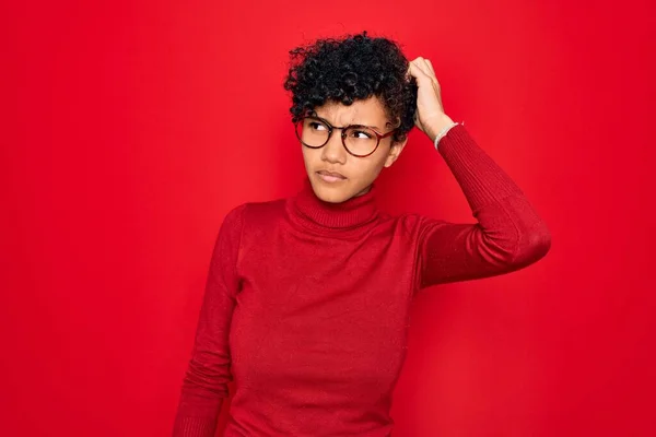 Fiatal Gyönyörű Afro Amerikai Garbó Pulóvert Szemüveget Visel Zavaros Kíváncsi — Stock Fotó