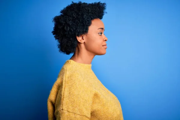 Giovane Bella Afro Donna Afro Americana Con Capelli Ricci Indossa — Foto Stock