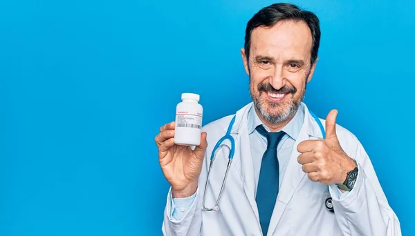Pohledný Lékař Středního Věku Muž Stetoskopu Drží Láhev Pilulek Usměvavý — Stock fotografie