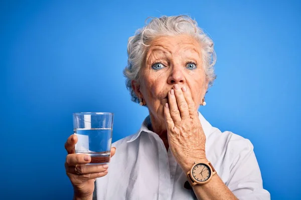 Alta Mujer Hermosa Bebiendo Vidrio Agua Pie Sobre Fondo Azul — Foto de Stock