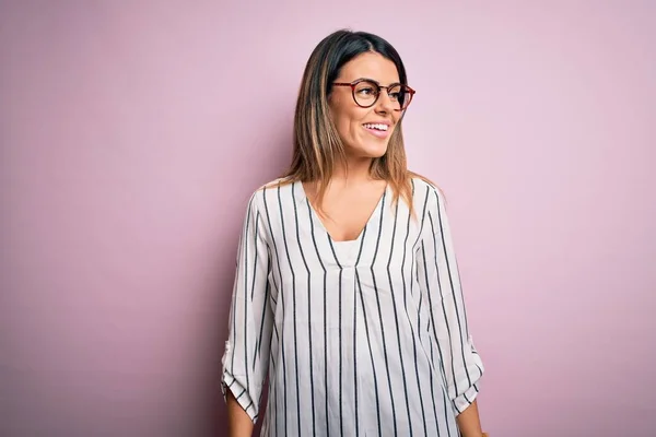 Jonge Mooie Vrouw Draagt Casual Gestreepte Shirt Bril Roze Achtergrond — Stockfoto