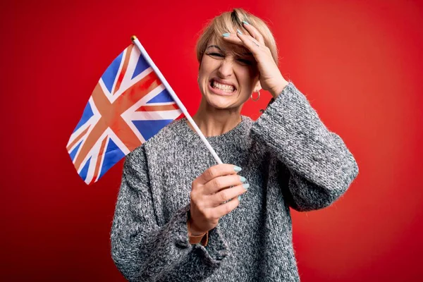 Joven Rubia Con Pelo Corto Sosteniendo Bandera Usa Julio Día —  Fotos de Stock