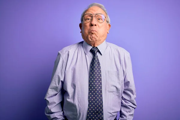 Gris Cabellos Senior Hombre Negocios Con Gafas Pie Sobre Púrpura — Foto de Stock