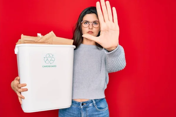 Jovem Mulher Bonita Segurando Reciclagem Contêiner Papelão Para Ambiente Ecológico — Fotografia de Stock