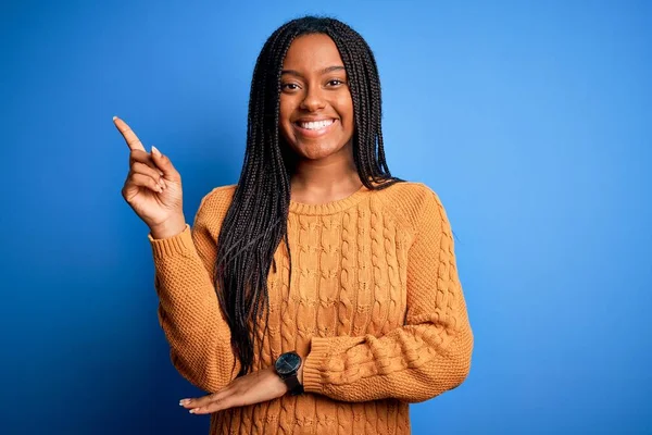 Jeune Femme Africaine Amérique Vêtue Chandail Jaune Décontracté Debout Sur — Photo