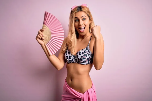 Jovencita Rubia Guapa Vacaciones Que Lleva Bikini Usando Ventilador Mano —  Fotos de Stock