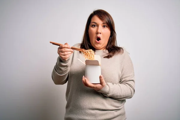 Schöne Size Frau Isst Asiatische Nudeln Essen Aus Schachtel Über — Stockfoto