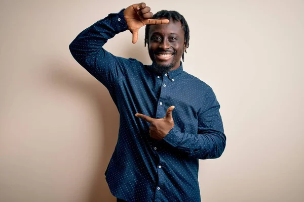 Mladý Pohledný Africký Američan Nosí Ležérní Košili Stojící Nad Bílým — Stock fotografie