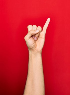 Adamın güzel eli serçe parmağıyla arkadaşlık sembolü yapıyor.