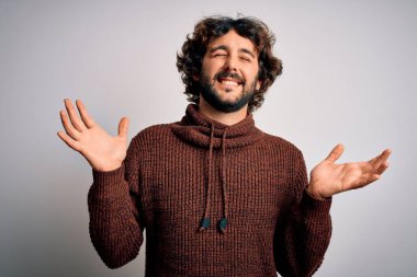 Sakallı, sıradan bir süveter giyen genç, çılgın ve başarıyı kollarını kaldırmış ve gözleri kapalı heyecanla haykırarak kutlayan yakışıklı bir adam. Kazanan konsept