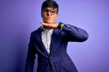 Ceket ve gözlük takan yakışıklı genç bir iş adamı. Mor arka planda, boğazını bıçak niyetine kesiyor. Şiddetle saldırganlıkla tehdit ediyor.