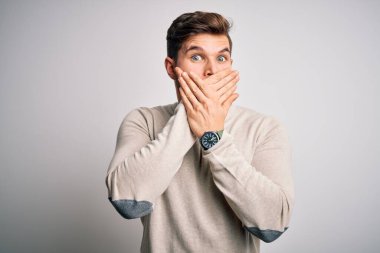 Sakallı, mavi gözlü, sıradan bir süveter giyen yakışıklı sarışın genç adam yanlışlıkla ağızlarını kapatarak şok geçirdi. Gizli konsept.