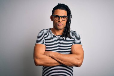 Sarışın, çizgili tişörtlü, gözlüklü, kuşkucu, gergin ve suratında çapraz kollu tasvip etmeyen bir ifade olan Afro-Amerikan genç adam. Negatif kişi.