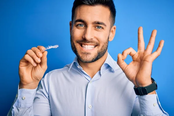 Jeune Homme Belle Tenue Tenant Alignement Dentaire Correction Dentaire Sur — Photo