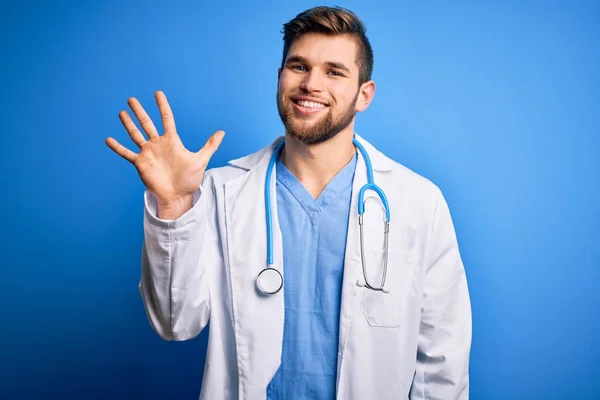 Jeune Docteur Blond Barbe Aux Yeux Bleus Vêtu Manteau Blanc — Photo