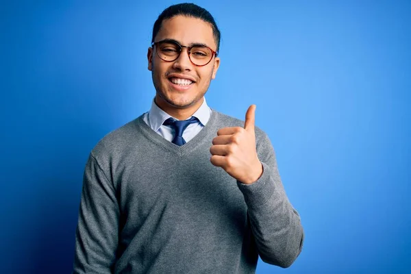 Joven Hombre Negocios Brasileño Con Corbata Pie Sobre Fondo Azul — Foto de Stock