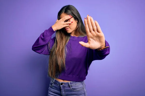 Jonge Mooie Slimme Vrouw Het Dragen Van Een Bril Paars — Stockfoto