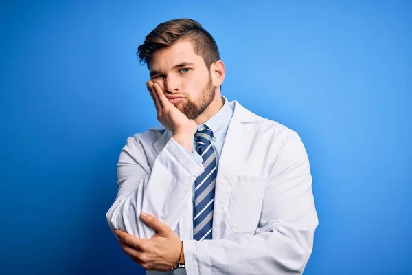 Giovane Terapeuta Bionda Uomo Con Barba Occhi Azzurri Che Indossa — Foto Stock