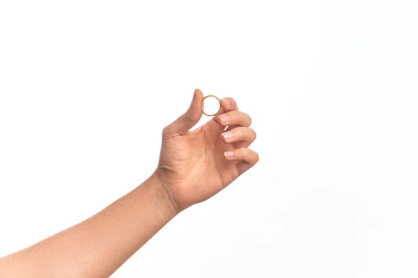Рука Білошкірого Чоловіка Тримає Обручку Над Ізольованим Білим Тлом — стокове фото