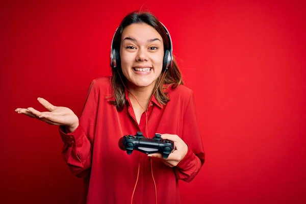 Jovem Bela Garota Morena Gamer Jogando Videogame Usando Joystick Fones — Fotografia de Stock