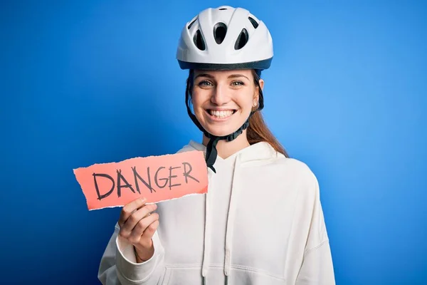 Jonge Mooie Roodharige Fietser Vrouw Dragen Fietshelm Houden Gevaar Papieren — Stockfoto