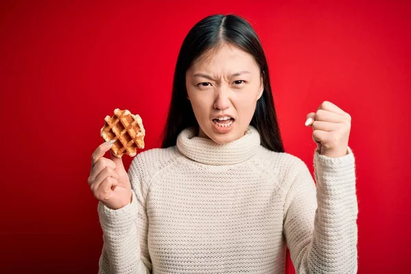 Ung Asiatisk Kvinna Äter Söt Och Välsmakande Belgiskt Våffla Över — Stockfoto