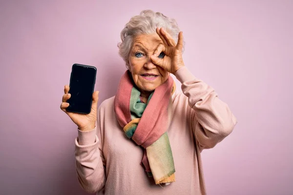 Старшая Красивая Седовласая Женщина Держа Руках Смартфон Показывающий Экран Розовом — стоковое фото