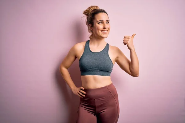 Jovem Bela Esportista Loira Fazendo Esporte Vestindo Sportswear Sobre Fundo — Fotografia de Stock