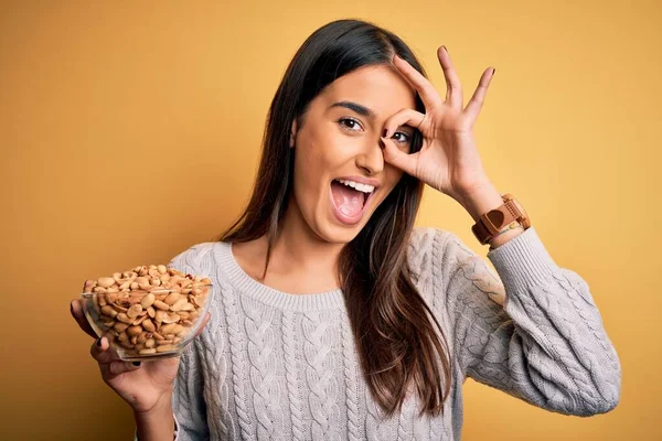 Jong Mooi Brunette Vrouw Holding Kom Met Pinda Geïsoleerde Gele — Stockfoto