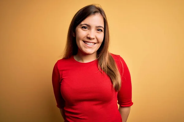 Mooie Jonge Vrouw Draagt Casual Rode Shirt Gele Geïsoleerde Achtergrond — Stockfoto