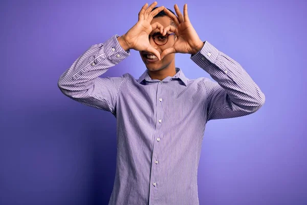 Bello Africano Americano Uomo Indossando Camicia Righe Occhiali Sfondo Viola — Foto Stock