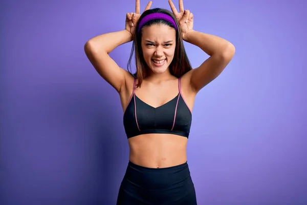 Jovem Bela Menina Esportiva Fazendo Esporte Vestindo Sportswear Sobre Fundo — Fotografia de Stock