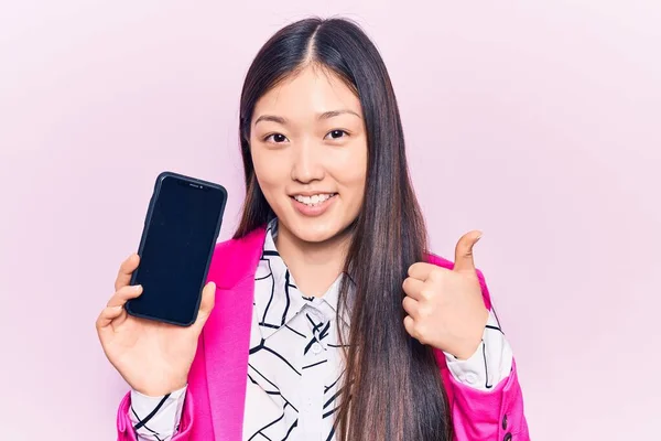 Joven Mujer China Hermosa Sosteniendo Teléfono Inteligente Mostrando Pantalla Sonriendo — Foto de Stock