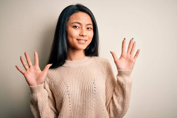 Jonge Mooie Chinese Vrouw Dragen Casual Trui Geïsoleerde Witte Achtergrond — Stockfoto