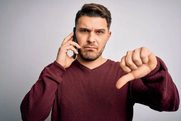Mavi Gözlü Genç Adam Telefonda Konuşuyor Akıllı Telefonda Kızgın Yüzüyle — Stok fotoğraf