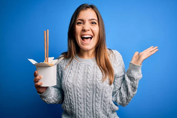 Young Woman Eating Asian Noodles Take Away Box Using Chopstick — Stock Photo, Image