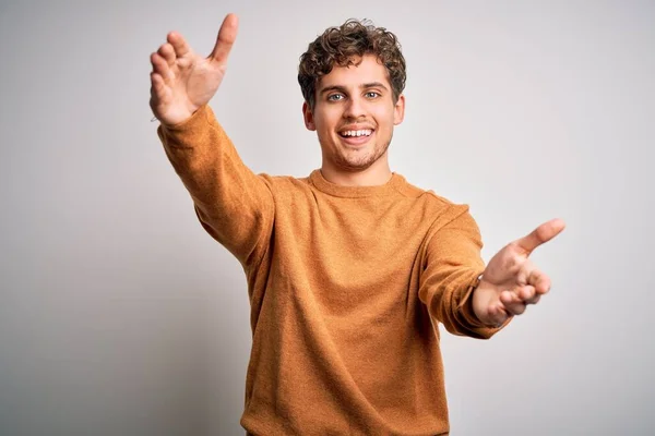 Homem Bonito Loiro Jovem Com Cabelo Encaracolado Vestindo Camisola Casual — Fotografia de Stock