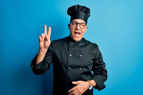 Guapo Cocinero Mediana Edad Pelo Gris Que Lleva Uniforme Cocina —  Fotos de Stock