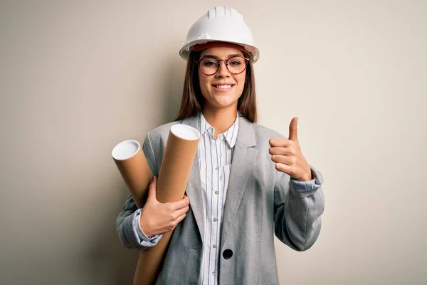 Junge Schöne Architektin Mit Schutzhelm Und Brille Die Blaupausen Hält — Stockfoto