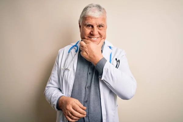 Starszy Przystojny Lekarz Hoary Noszący Płaszcz Stetoskop Białym Tle Wyglądający — Zdjęcie stockowe