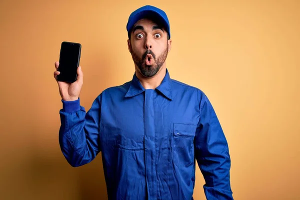 Mechanic Man Beard Wearing Blue Uniform Cap Holding Smartphone Showing — Stock Photo, Image