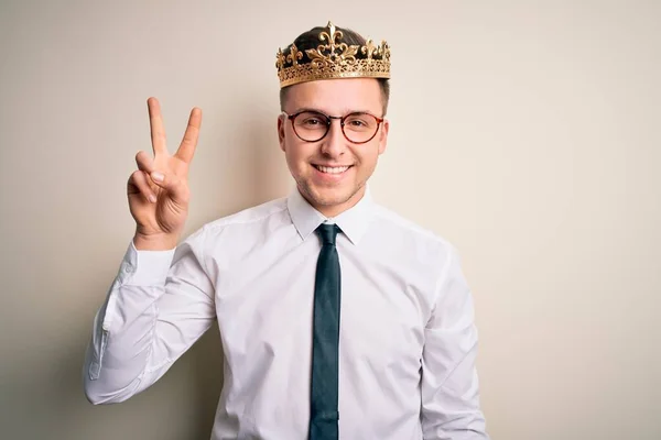 Jovem Bonito Homem Negócios Caucasiano Vestindo Coroa Dourada Sobre Fundo — Fotografia de Stock