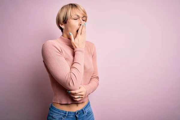 Jonge Blonde Vrouw Met Kort Haar Draagt Casual Coltrui Roze — Stockfoto