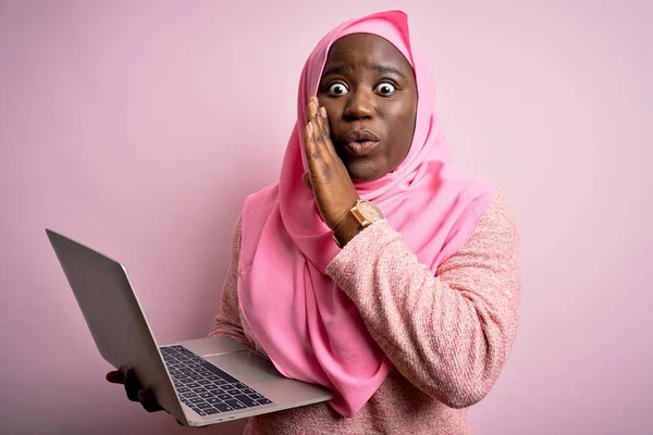 Africano Americano Size Donna Indossando Hijab Muslim Utilizzando Laptop Sopra — Foto Stock