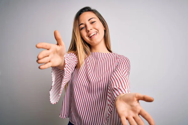 Jonge Mooie Blonde Vrouw Met Blauwe Ogen Draagt Gestikt Shirt — Stockfoto