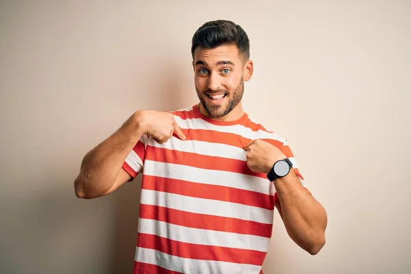 Ung Stilig Man Bär Casual Randig Shirt Stående Över Isolerad — Stockfoto